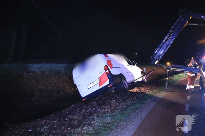 Beschonken bestuurder belandt in sloot en raakt rijbewijs kwijt