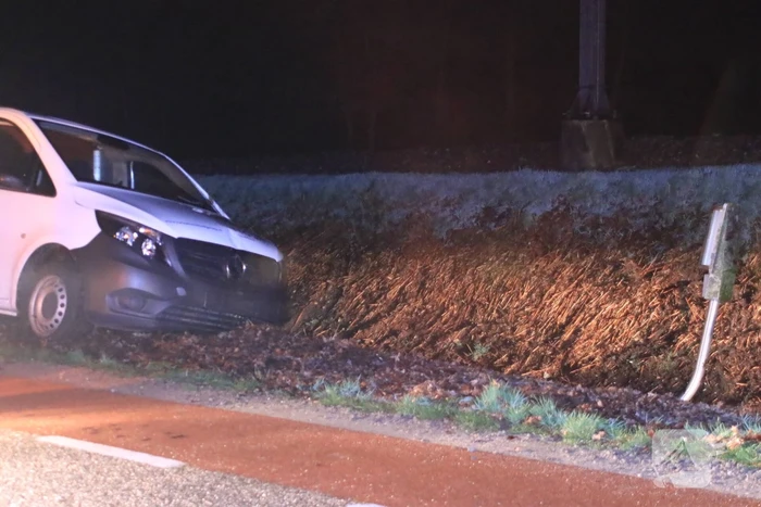 Beschonken bestuurder belandt in sloot en raakt rijbewijs kwijt