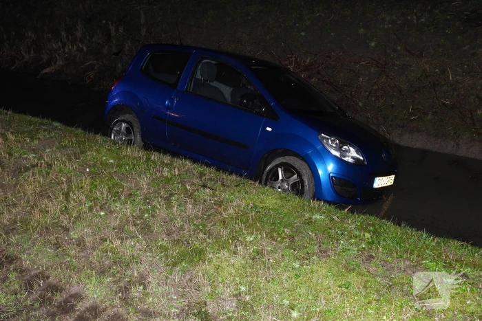 Personenauto belandt in de sloot