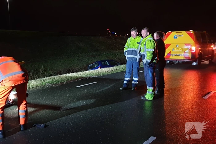 Personenauto belandt in de sloot