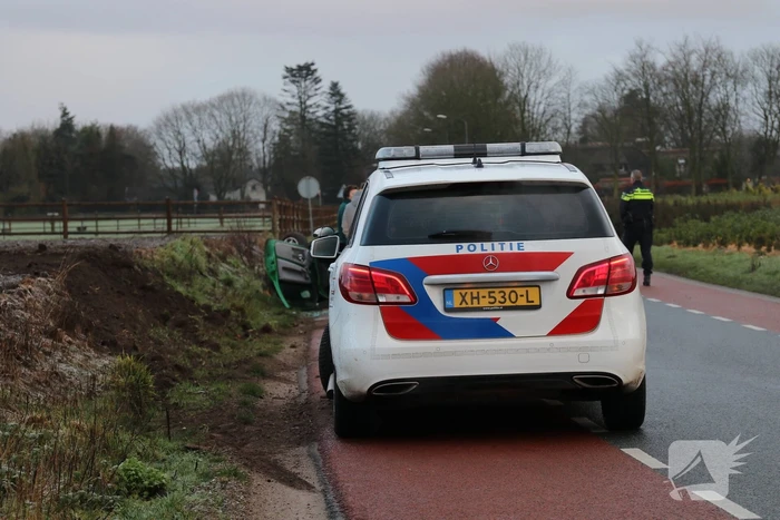 Auto vliegt over de kop op spekgladde weg