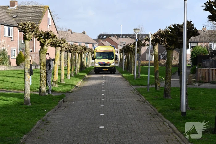 Politieagenten blussen brandende frituurpan