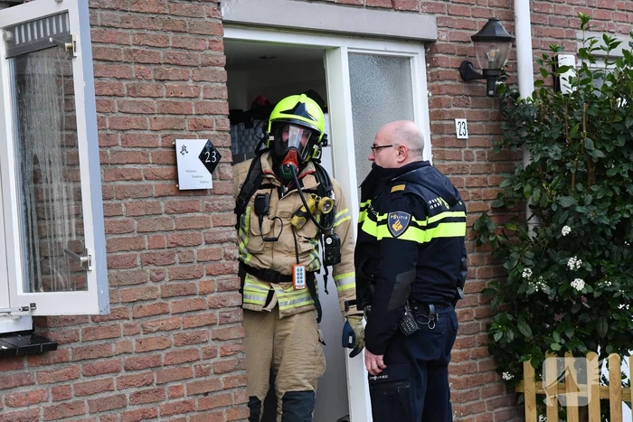 Politieagenten blussen brandende frituurpan