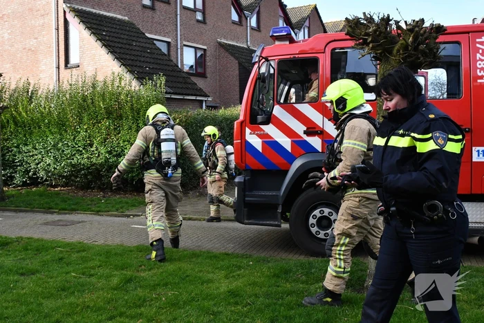 Politieagenten blussen brandende frituurpan