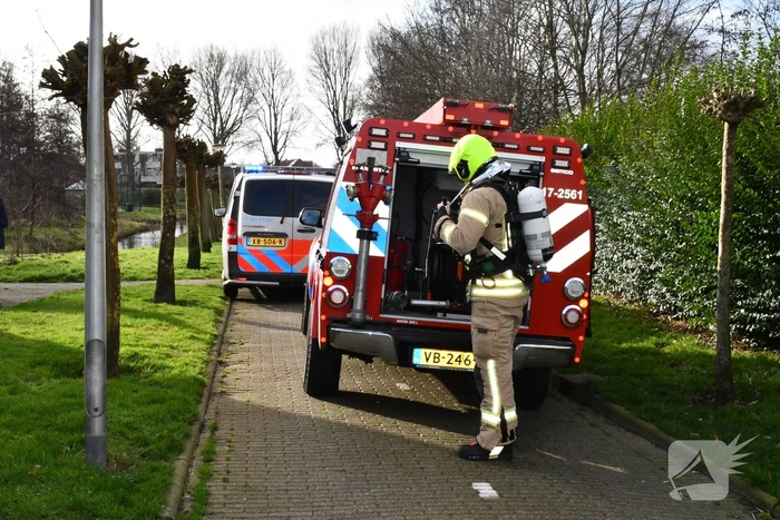 Politieagenten blussen brandende frituurpan