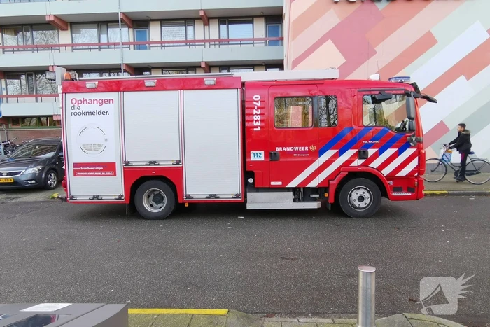 Benzinelucht op meerdere verdiepingen van flatgebouw
