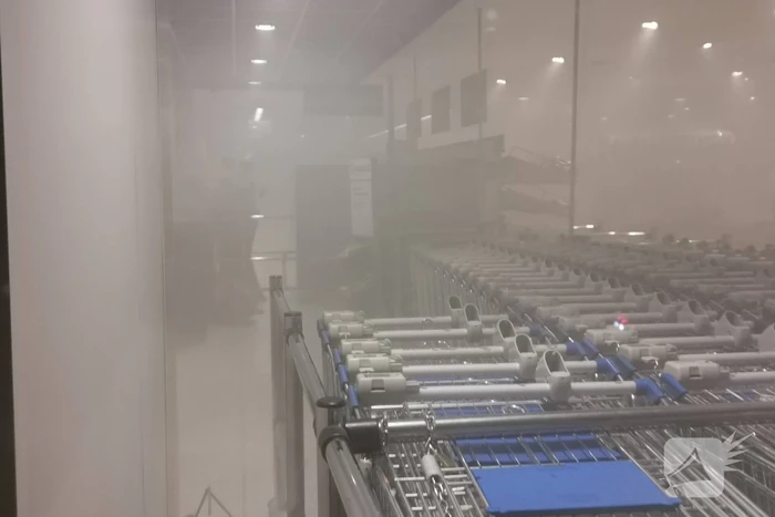 Supermarkt Hoogvliet vol rook na mogelijk brand