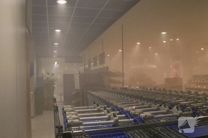 Supermarkt Hoogvliet vol rook na mogelijk brand