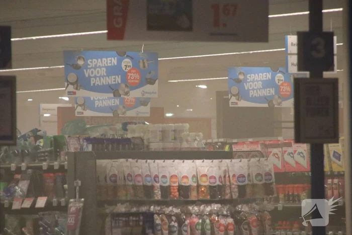 Supermarkt Hoogvliet vol rook na mogelijk brand
