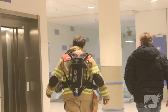 Supermarkt Hoogvliet vol rook na mogelijk brand