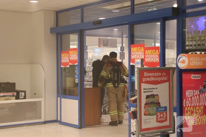 Supermarkt Hoogvliet vol rook na mogelijk brand