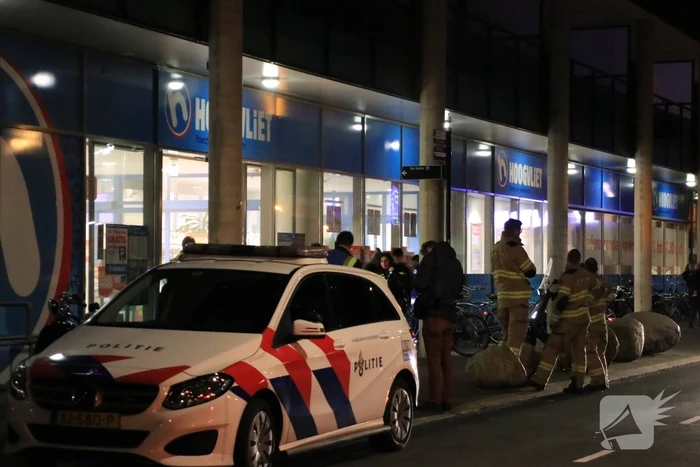 Supermarkt Hoogvliet vol rook na mogelijk brand