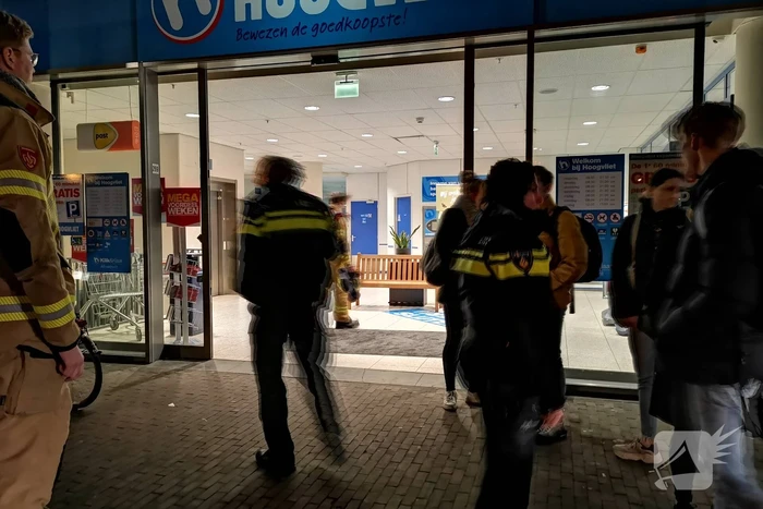 Supermarkt Hoogvliet vol rook na mogelijk brand