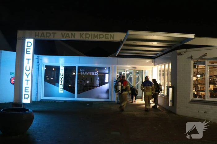 Brandweer onderzoekt brandmelding in ontmoetingscentrum de Tuyter