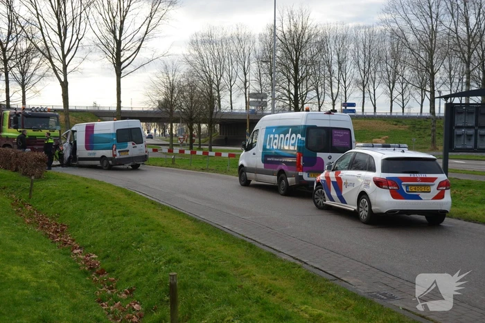 Bestelbus botst frontaal met vrachtwagen