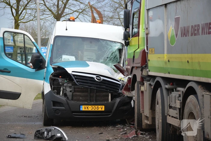 Bestelbus botst frontaal met vrachtwagen