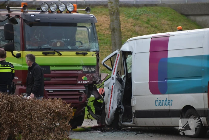 Bestelbus botst frontaal met vrachtwagen