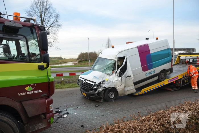 Bestelbus botst frontaal met vrachtwagen