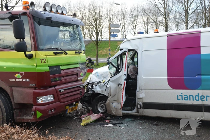 Bestelbus botst frontaal met vrachtwagen