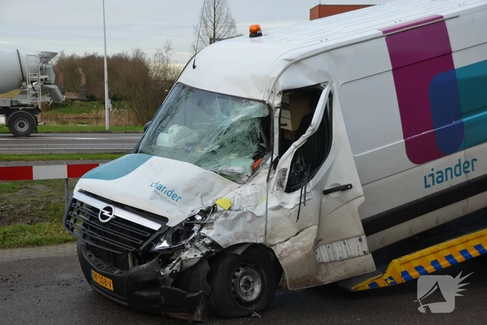 Bestelbus botst frontaal met vrachtwagen