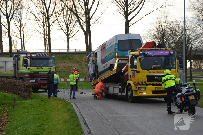 Bestelbus botst frontaal met vrachtwagen