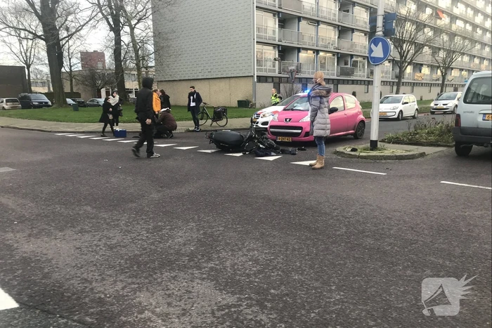 Scooterrijder gewond na aanrijding met auto