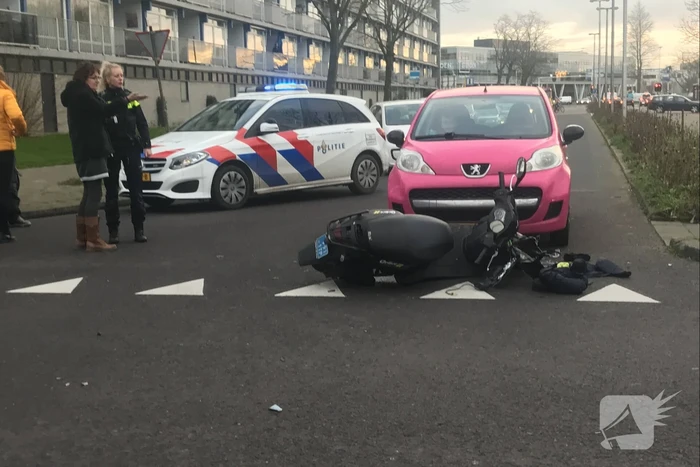 Scooterrijder gewond na aanrijding met auto