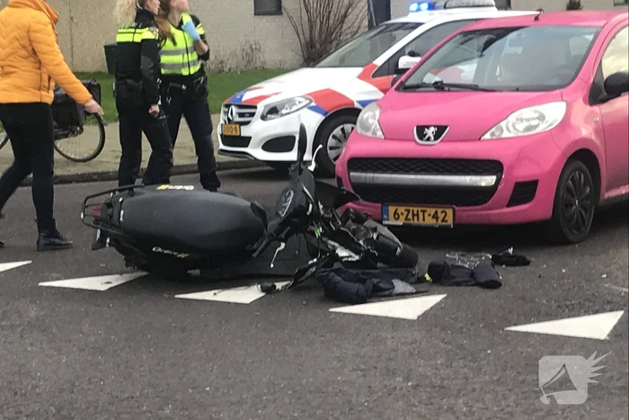 Scooterrijder gewond na aanrijding met auto