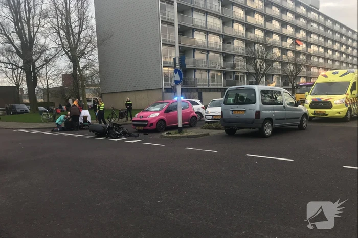 Scooterrijder gewond na aanrijding met auto