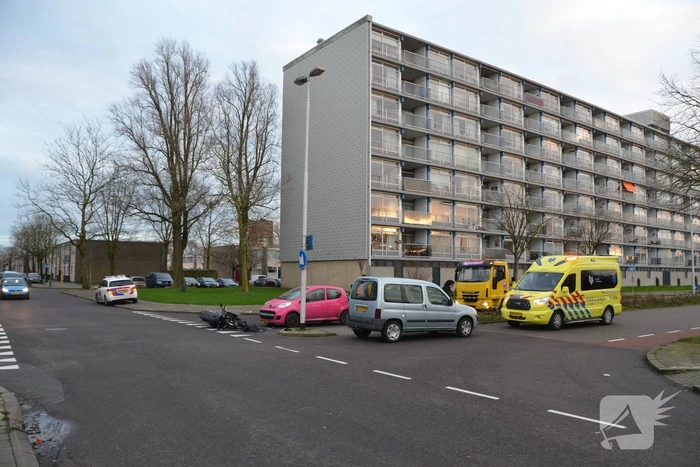 Scooterrijder gewond na aanrijding met auto