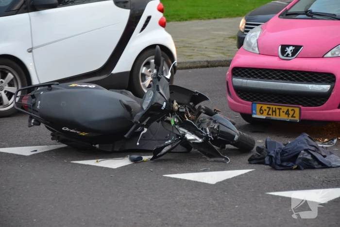 Scooterrijder gewond na aanrijding met auto