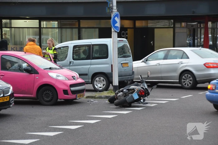 Scooterrijder gewond na aanrijding met auto