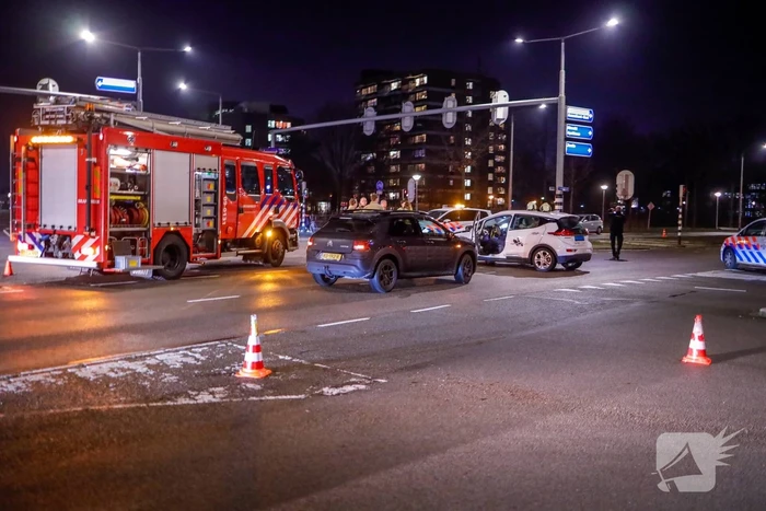 Twee auto's botsen op kruising