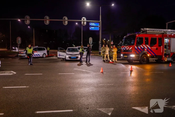 Twee auto's botsen op kruising