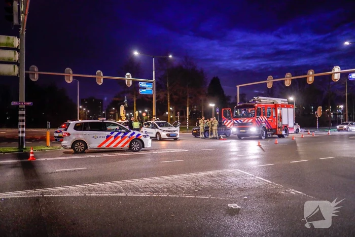Twee auto's botsen op kruising