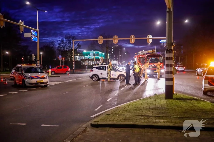 Twee auto's botsen op kruising