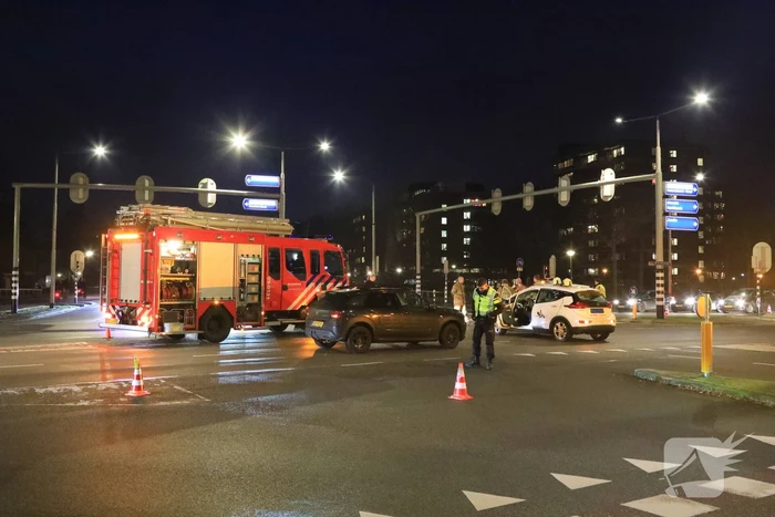 Twee auto's botsen op kruising