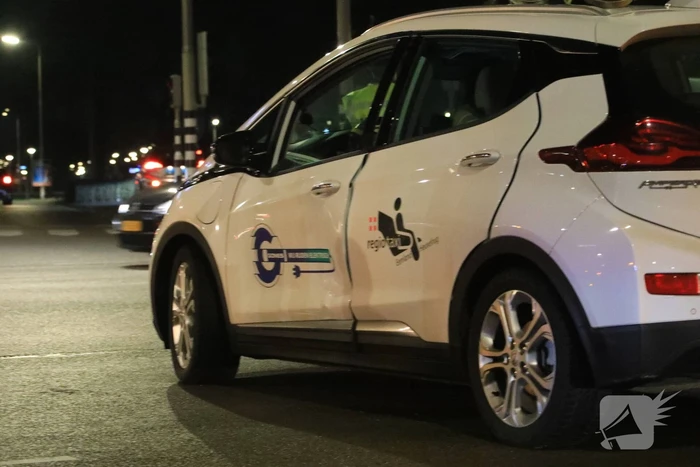 Twee auto's botsen op kruising