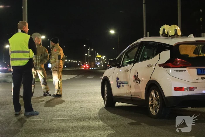 Twee auto's botsen op kruising