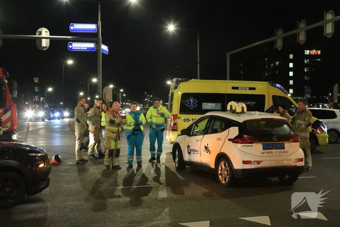 Twee auto's botsen op kruising