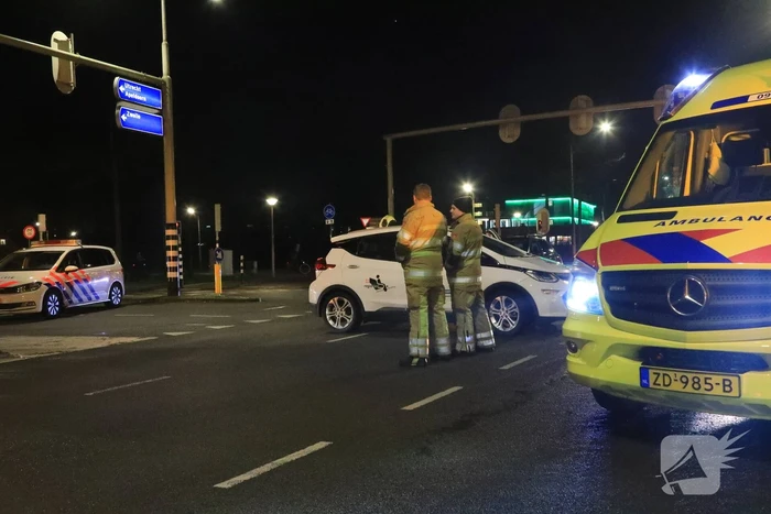 Twee auto's botsen op kruising