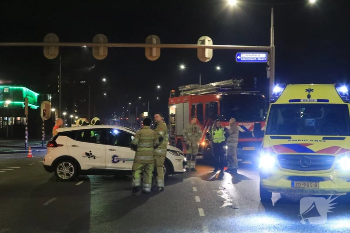 Twee auto's botsen op kruising
