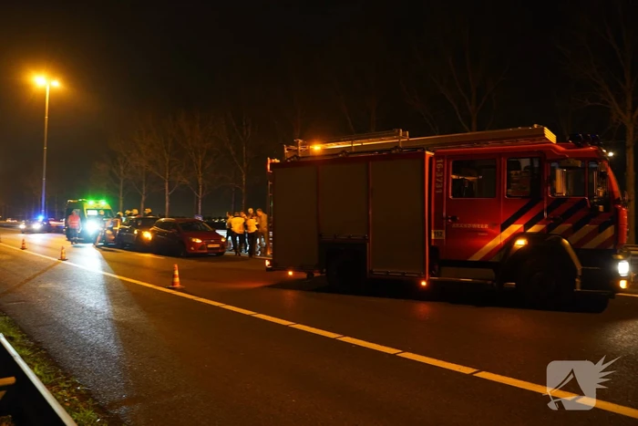 Snelweg afgesloten na kop-staart aanrijding