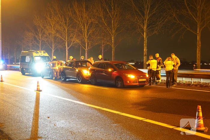 Snelweg afgesloten na kop-staart aanrijding