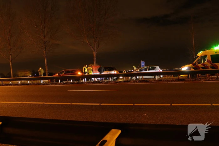 Snelweg afgesloten na kop-staart aanrijding