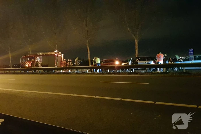 Snelweg afgesloten na kop-staart aanrijding