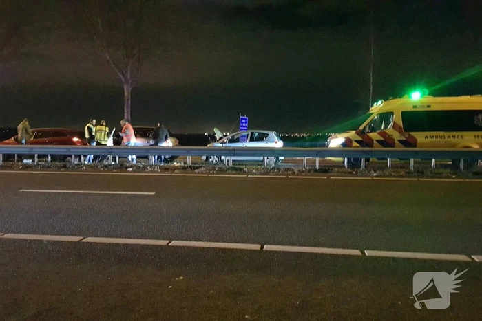Snelweg afgesloten na kop-staart aanrijding