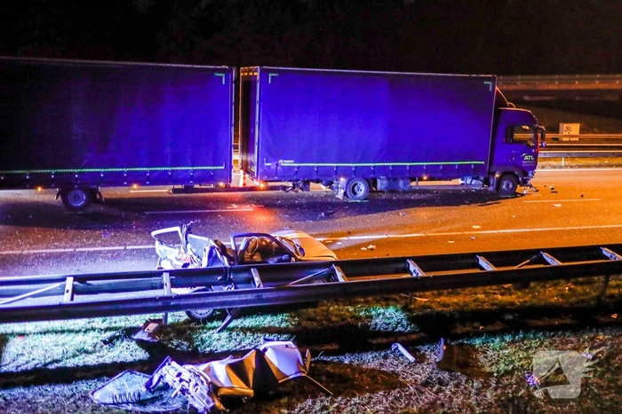 Enorme ravage na ongeval met vrachtwagen