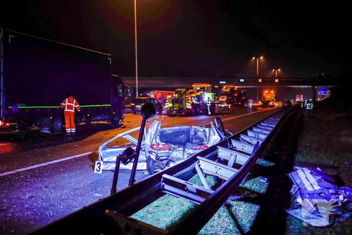 Enorme ravage na ongeval met vrachtwagen
