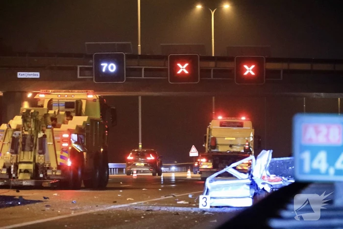 Enorme ravage na ongeval met vrachtwagen